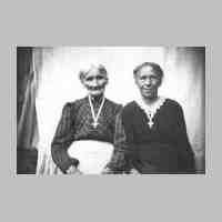 015-0036 Grossmutter Gudde links mit Frau Pitzke ca. 1943 .jpg